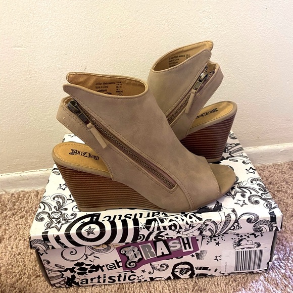 Sling back Wedge open toed sandals faux Suede Tuape size 8. Gently worn - Picture 3 of 7